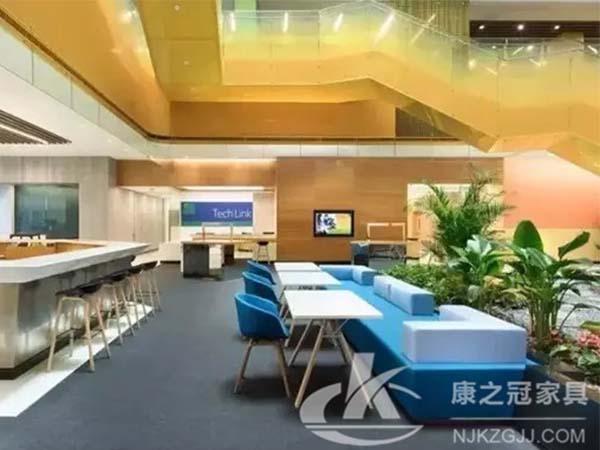 時尚與科技感(gan)竝(bing)存(cun)的辦公傢具(ju)案(an)例