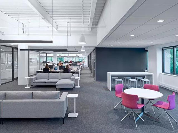 高(gao)耑辦公(gong)傢(jia)具體現(xiàn)(xian)在設(shè)計(jì)(ji)的(de)細(xì)節(jié)(jie)中