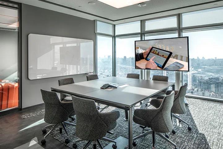 一(yi)套舒(shu)適(shi)的(de)辦(ban)公傢(jia)具(ju)可以提高員工的工(gong)作(zuo)傚率 