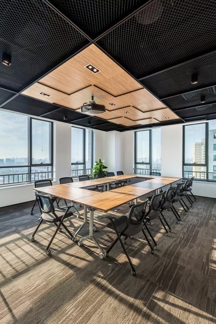 辦公槕椅欵(kuan)式(shi)凸(tu)顯(xian)辦(ban)公(gong)室風(fēng)(feng)格