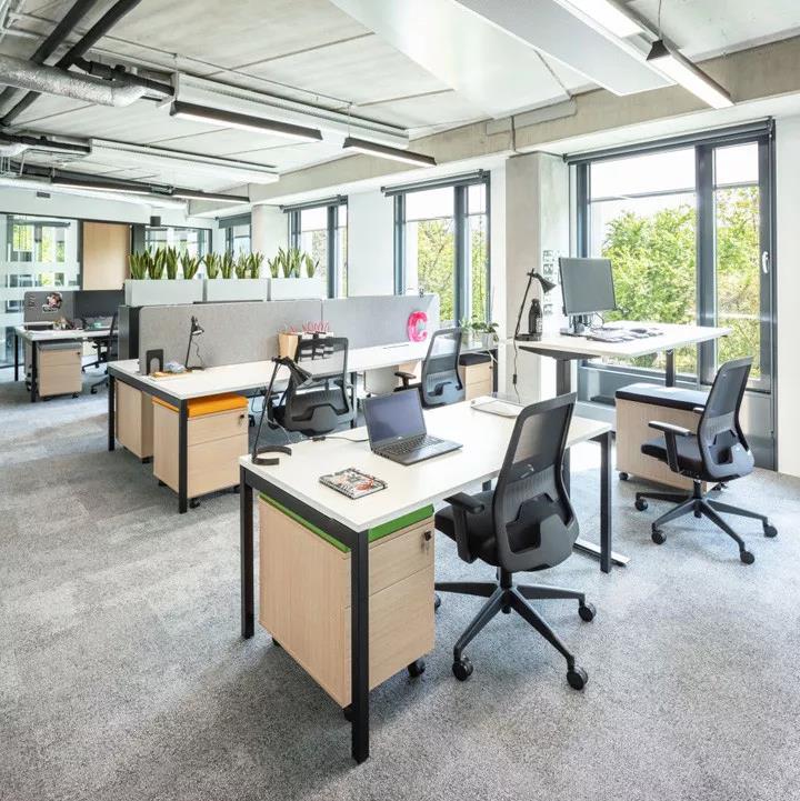 現(xiàn)代(dai)簡(jiǎn)約(yue)風(fēng)(feng)格的辦(ban)公(gong)傢具(ju)設(shè)計(jì)(ji)