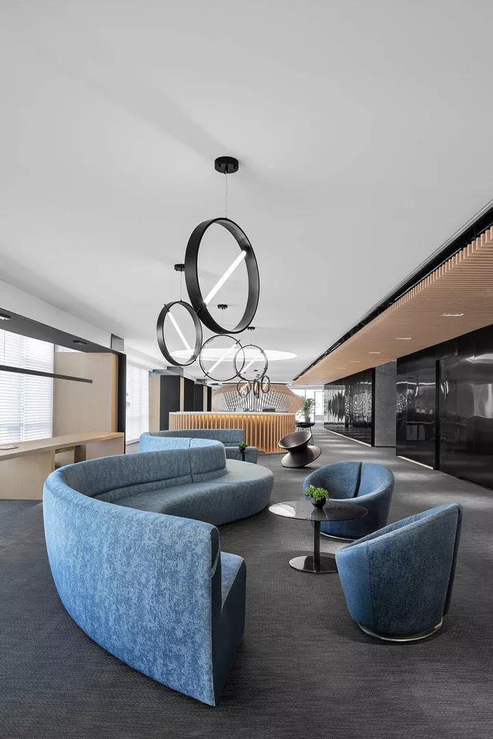 實(shi)木(mu)辦(ban)公傢具有(you)哪(na)些(xie)優(yōu)勢