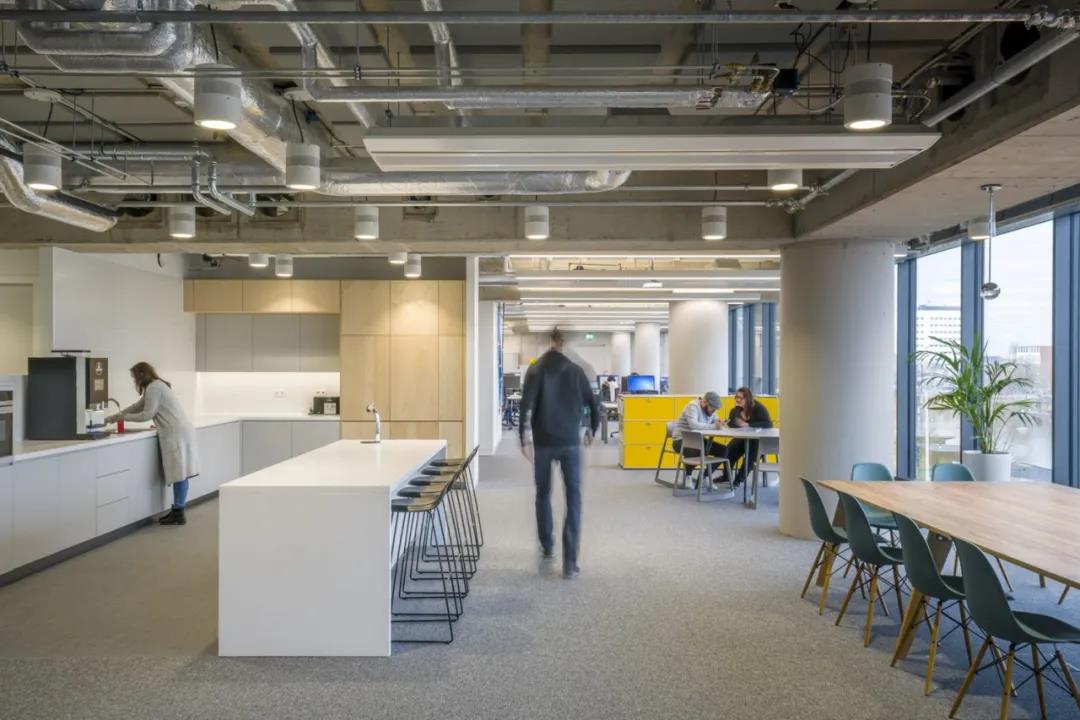 選(xuan)擇南(nan)京定(ding)製(zhi)辦(ban)公(gong)傢(jia)具廠(chang)傢(jia)，都(dou)有哪些(xie)註(zhu)意細節(jié)呢(ne)？