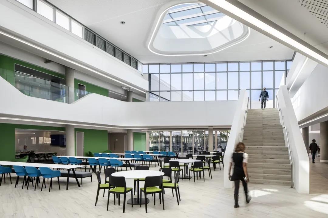 辦公(gong)傢具採(cai)購水(shui)很(hen)深，需要註意哪(na)些(xie)？