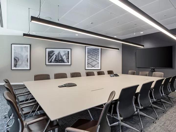 實(shi)木辦公(gong)傢(jia)具(ju)有(you)哪(na)些優(yōu)(you)勢