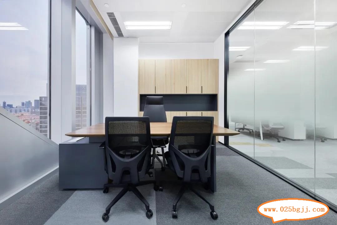 辦(ban)公(gong)傢(jia)具年(nian)輕化髮展的(de)三(san)大錶(biao)現(xiàn)