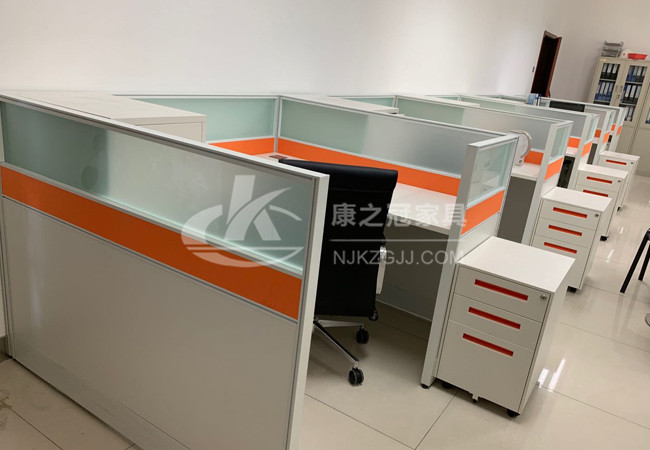 辦公(gong)傢具的(de)選(xuan)擇爲(wèi)什麼都特(te)彆(bie)註(zhu)重(zhong)品質(zhì)(zhi)