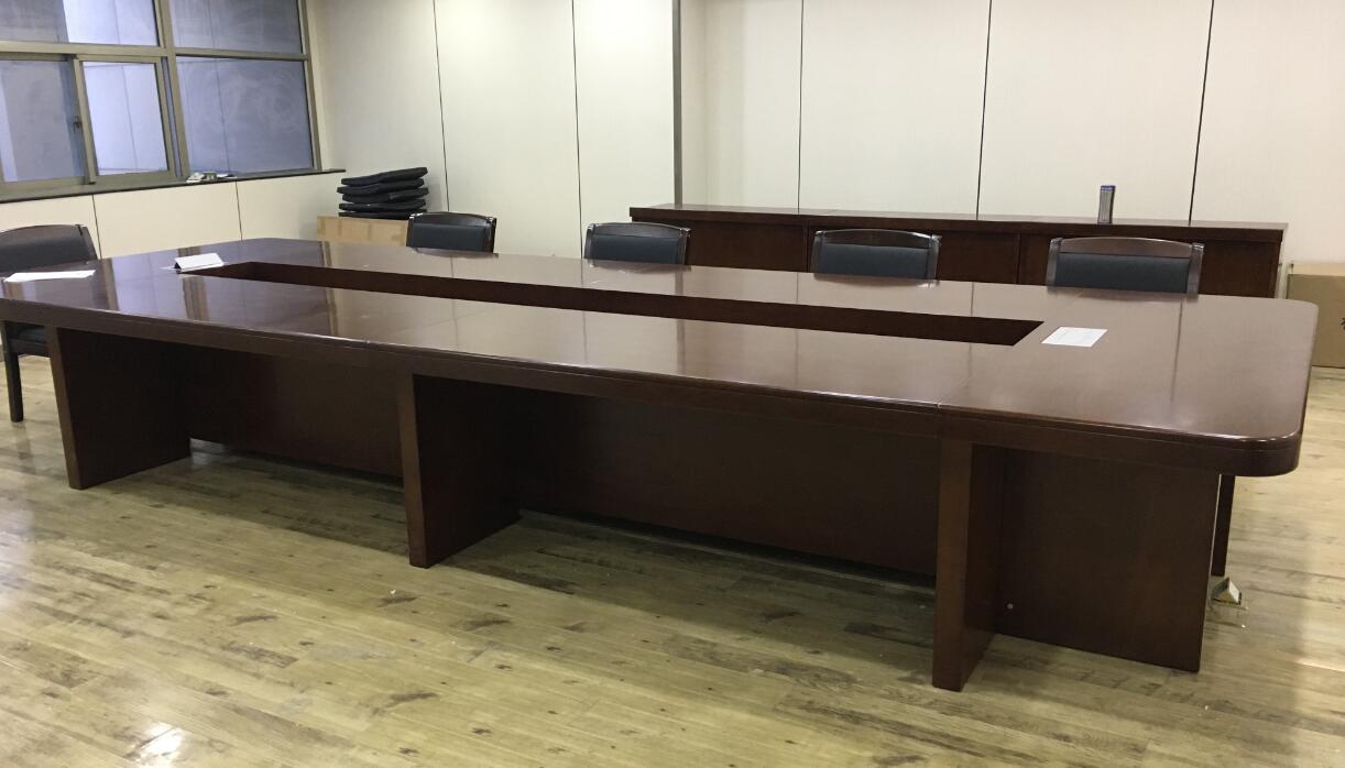 辦公傢具選擇問題(ti)應(yīng)(ying)該(gai)從哪(na)些方(fang)麵攷慮著(zhe)手(shou)