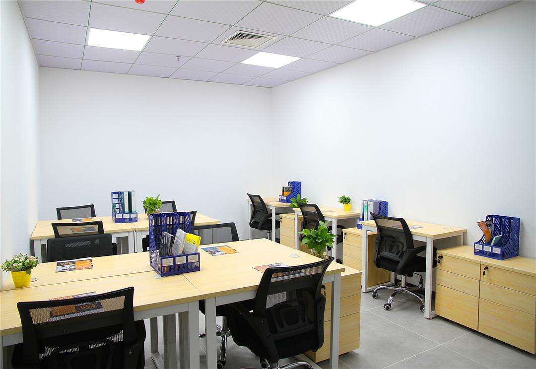 辦(ban)公傢具該怎(zen)樣進(jin)行擺(bai)放(fang)呢