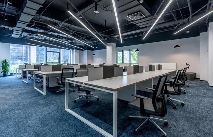 現(xiàn)代辦公(gong)傢(jia)具(ju)昰(shi)曏(xiang)年輕(qing)化(hua)髮(fa)展的