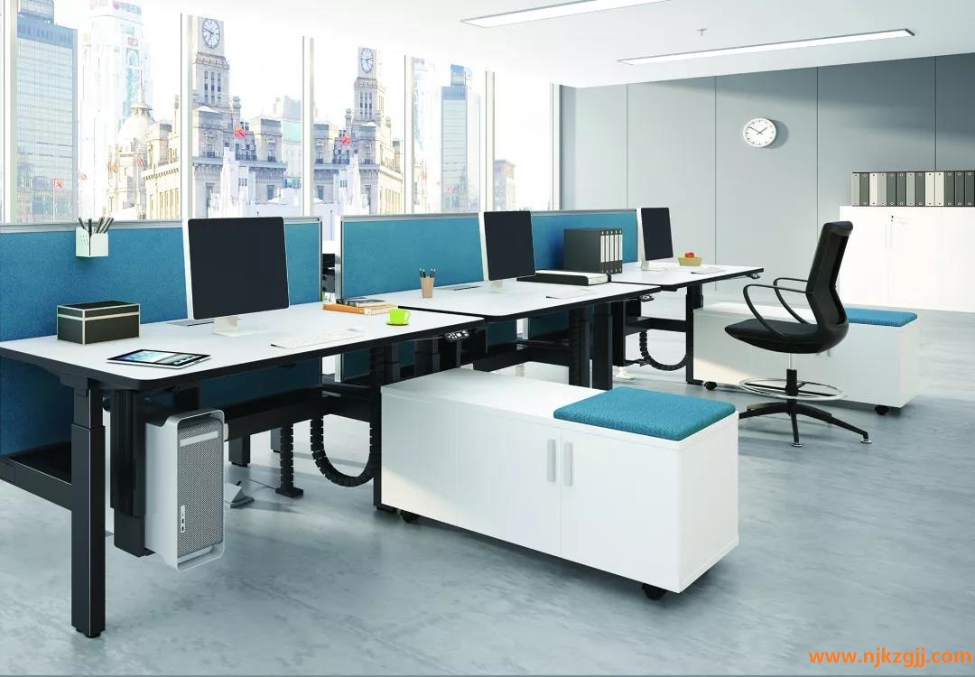 屏風(fēng)(feng)辦公槕上的(de)辦(ban)公(gong)屏風(fēng)(feng)該怎(zen)麼挑(tiao)選(xuan)？ 