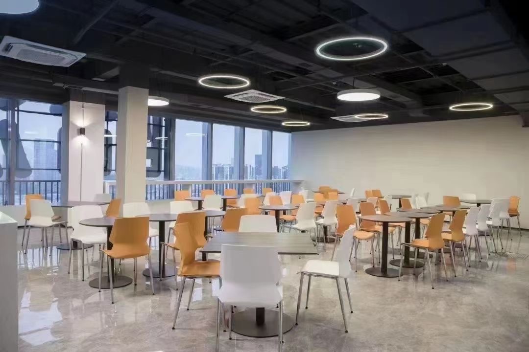 闆(ban)式辦(ban)公(gong)傢具(ju)可(ke)塑(su)性更強