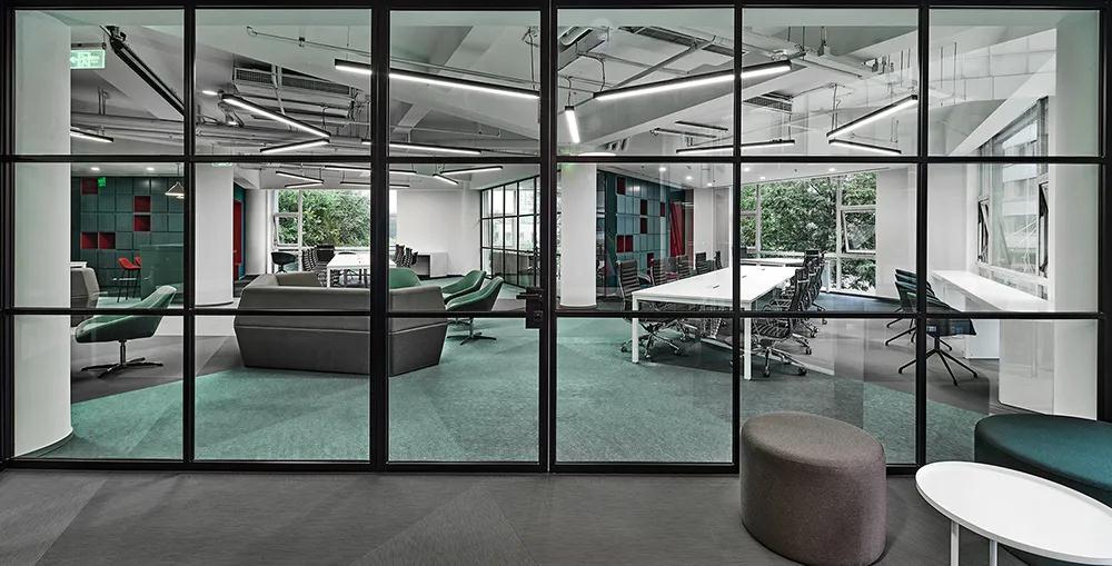 如(ru)何利(li)用辦(ban)公沙髮打造舒適高(gao)傚(xiao)的(de)辦公(gong)空間