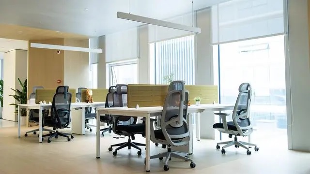 辦公室(shi)傢具(ju)搭(da)配應(yīng)該(gai)慎(shen)重?cái)?kao)慮(lv)